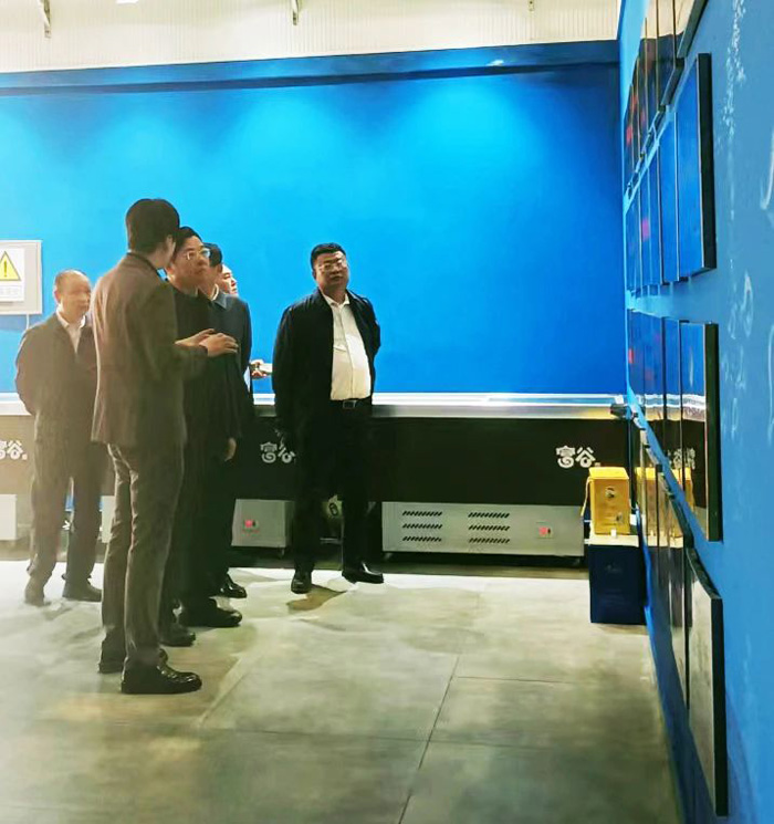 辽宁省政府副省长霍步刚一行来尊龙凯时集团考察调研